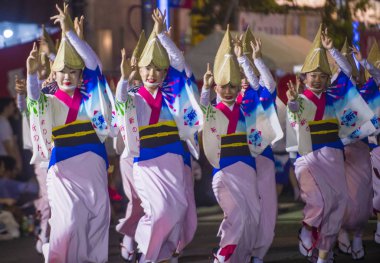 Tokyo - Ağustos 26: Katılımcılar Awa Odori Festivali, Tokyo, Japonya üzerinde 26 Ağustos 2018. AWA Odori Japonya'nın en büyük dans festivalidir