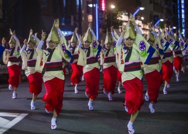 Tokyo - Ağustos 26: Katılımcılar Awa Odori Festivali, Tokyo, Japonya üzerinde 26 Ağustos 2018. AWA Odori Japonya'nın en büyük dans festivalidir
