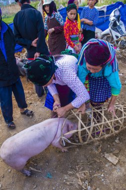 Dong Van, Vietnam - Ekim 16: Hafta sonu Pazar Dong Van Vietnam üzerinde 16 Eylül 2018. Piyasada çevreleyen tepelerden etnik gruplar için ticari bir yer