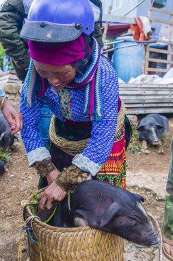 Dong Van, Vietnam - Ekim 16: Hafta sonu Pazar Dong Van Vietnam üzerinde 16 Eylül 2018. Piyasada çevreleyen tepelerden etnik gruplar için ticari bir yer