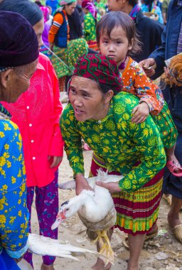 Dong Van, Vietnam - Ekim 16: Hafta sonu Pazar Dong Van Vietnam üzerinde 16 Eylül 2018. Piyasada çevreleyen tepelerden etnik gruplar için ticari bir yer