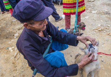 Dong Van, Vietnam - Ekim 16: Hafta sonu Pazar Dong Van Vietnam üzerinde 16 Eylül 2018. Piyasada çevreleyen tepelerden etnik gruplar için ticari bir yer