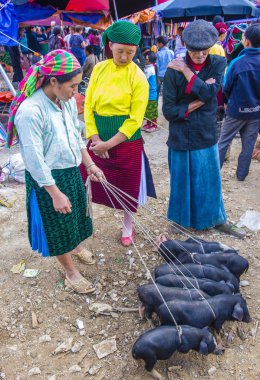 Dong Van, Vietnam - Ekim 16: Hafta sonu Pazar Dong Van Vietnam üzerinde 16 Eylül 2018. Piyasada çevreleyen tepelerden etnik gruplar için ticari bir yer
