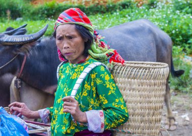 Dong Van, Vietnam - Ekim 16: Hafta sonu Pazar Dong Van Vietnam üzerinde 16 Eylül 2018. Piyasada çevreleyen tepelerden etnik gruplar için ticari bir yer