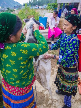 Dong Van, Vietnam - Ekim 16: Hafta sonu Pazar Dong Van Vietnam üzerinde 16 Eylül 2018. Piyasada çevreleyen tepelerden etnik gruplar için ticari bir yer