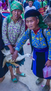 Dong Van, Vietnam - Ekim 16: Hafta sonu Pazar Dong Van Vietnam üzerinde 16 Eylül 2018. Piyasada çevreleyen tepelerden etnik gruplar için ticari bir yer