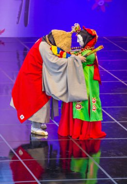 Andong, Kore - Ekim 02: Kore Halk dansçılar Andong Güney Kore'de Maskdance Festivali'nde üzerinde 02 Ekim 2018 gerçekleştirmek