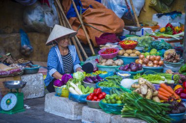  Hanoi, Vietnam - Ekim 06: Satıcı üzerinde 06 Eylül 2018 Hanoi Vietnam'da bir pazarda. Hanoi pazarlarda her zaman taze ürünleri satan tezgahları yüzlerce ile dolup taşıyor