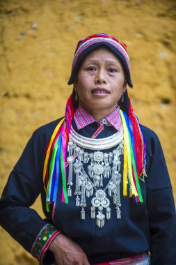 Ha Giang, Vietnam - Ekim 14: Kırmızı Dao azınlık Ha Giang Vietnam üzerinde 14 Eylül 2018 yakınlarındaki bir kasabada'kadın. Kırmızı Dao Vietnam 54 etnik gruplarından biridir