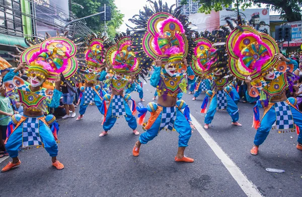 Bacolod, Filipinler - Ekim 28: Katılımcılar üzerinde 28 Ekim 2018 Bacolod Filipinler Masskara Festivali. Ekim ayının dördüncü her Pazar günü düzenlenen bir yıllık festival Masskara olduğunu