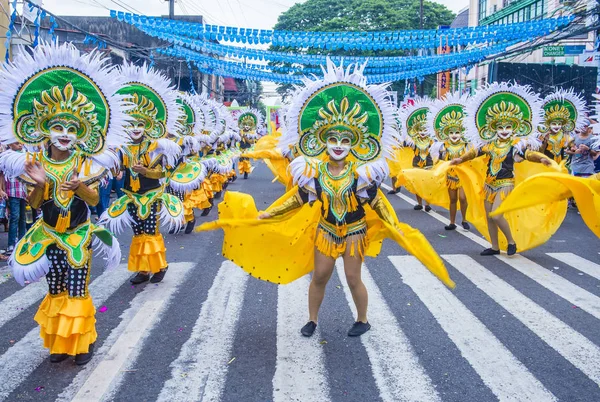 Bacolod, Filipinler - Ekim 28: Katılımcılar üzerinde 28 Ekim 2018 Bacolod Filipinler Masskara Festivali. Ekim ayının dördüncü her Pazar günü düzenlenen bir yıllık festival Masskara olduğunu