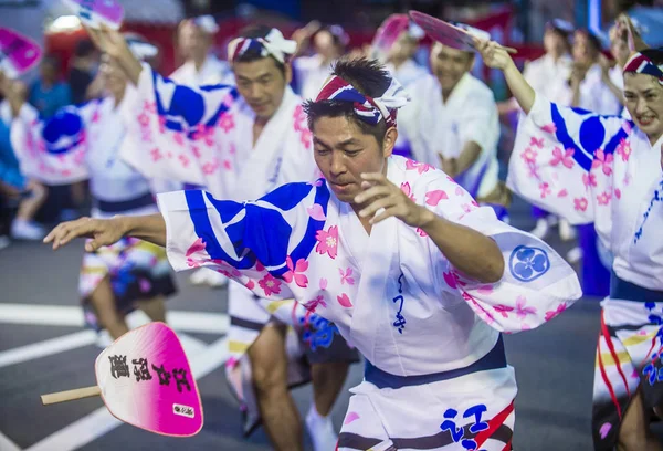 26日 2018 日に東京で阿波踊りの参加者 阿波おどりは 日本最大のダンスの祭典 — ストック写真