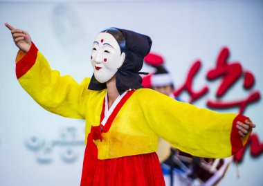 Andong, Kore - Ekim 01: traditinal Andong Güney Kore, Kore Maskdance üzerinde 01 Ekim 2018 gerçekleştirme aktörler, Maskdance Festivali Andong içinde her yıl düzenlenen