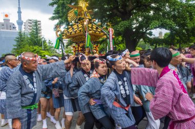 Tokyo - 19 Mayıs: Tokyo, Japonya üzerinde 19 Mayıs 2018 Kanda Matsuri katılımcılar. Kanda Matsuri Tokyo, Japonya'nın üç ana festivaller biridir