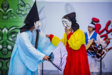 Andong, Kore - Ekim 01: traditinal Andong Güney Kore, Kore Maskdance üzerinde 01 Ekim 2018 gerçekleştirme aktörler, Maskdance Festivali Andong içinde her yıl düzenlenen
