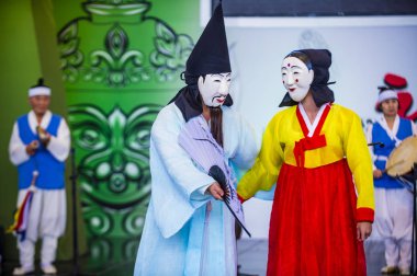 Andong, Kore - Ekim 01: traditinal Andong Güney Kore, Kore Maskdance üzerinde 01 Ekim 2018 gerçekleştirme aktörler, Maskdance Festivali Andong içinde her yıl düzenlenen
