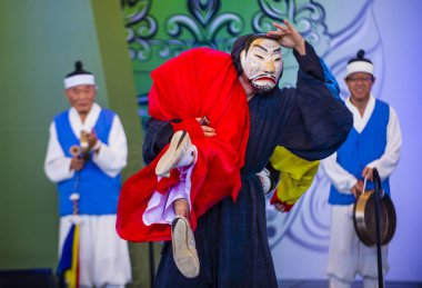 Andong, Kore - Ekim 01: traditinal Andong Güney Kore, Kore Maskdance üzerinde 01 Ekim 2018 gerçekleştirme aktörler, Maskdance Festivali Andong içinde her yıl düzenlenen