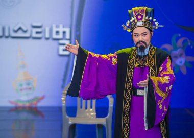 Andong, Kore - Ekim 01: Üzerinde 01 Ekim 2018 Andong Güney Kore'de düzenlenen Maskdance Festivali Çin dansçılar gerçekleştirmek