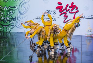Andong, Kore - Ekim 02: Üzerinde 02 Ekim 2018 Andong Güney Kore'de düzenlenen Uluslararası Maskdance Festivali'nde halk Ensemble Yakutya Gulun Rusya'dan dansçılar gerçekleştirmek