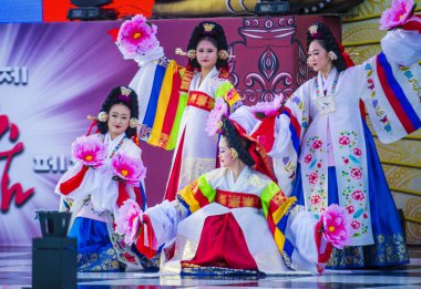Andong, Kore - Ekim 02: Kore Halk dansçılar Andong Güney Kore'de Maskdance Festivali'nde üzerinde 02 Ekim 2018 gerçekleştirmek
