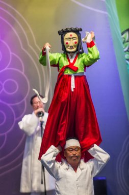 Andong, Kore - Ekim 01: traditinal Andong Güney Kore, Kore Maskdance üzerinde 01 Ekim 2018 gerçekleştirme aktörler, Maskdance Festivali Andong içinde her yıl düzenlenen