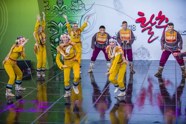 南湾安东 10月02日 来自雅库特俄罗斯民间合唱团古伦的舞者在2018年10月02日在韩国安东举行的国际按摩节上表演 — 图库照片