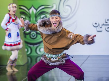 Andong, Kore - Ekim 02: halk Ensemble Gulun, Yakutya Kuzey gelen dansçılar Rusya gerçekleştirmek üzerinde 02 Ekim 2018 Andong Güney Kore'de düzenlenen Maskdance Festivali