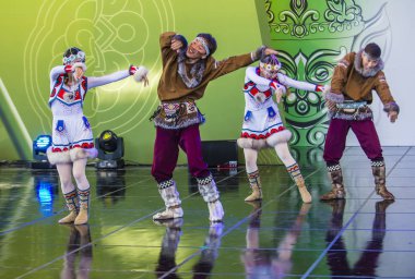 Andong, Kore - Ekim 02: halk Ensemble Gulun, Yakutya Kuzey gelen dansçılar Rusya gerçekleştirmek üzerinde 02 Ekim 2018 Andong Güney Kore'de düzenlenen Maskdance Festivali