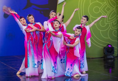 Andong, Kore - Ekim 01: Üzerinde 01 Ekim 2018 Andong Güney Kore'de düzenlenen Maskdance Festivali Çin dansçılar gerçekleştirmek