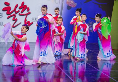 Andong, Kore - Ekim 01: Üzerinde 01 Ekim 2018 Andong Güney Kore'de düzenlenen Maskdance Festivali Çin dansçılar gerçekleştirmek