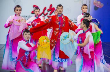 Andong, Kore - Ekim 01: Üzerinde 01 Ekim 2018 Andong Güney Kore'de düzenlenen Maskdance Festivali Çin dansçılar gerçekleştirmek