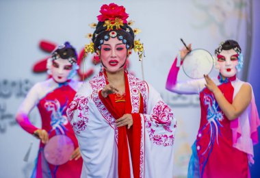 Andong, Kore - Ekim 01: Üzerinde 01 Ekim 2018 Andong Güney Kore'de düzenlenen Maskdance Festivali Çin dansçılar gerçekleştirmek