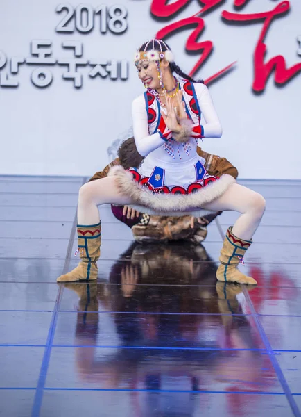 10月02日 来自俄罗斯北部雅库特民间合唱团古伦的舞者在2018年10月02日在韩国安东举行的马斯克舞节上表演 — 图库照片