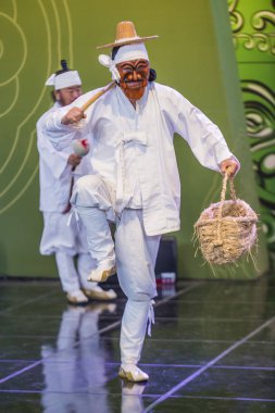 Andong, Kore - Ekim 02: Kore Halk dansçılar Andong Güney Kore'de Maskdance Festivali'nde üzerinde 02 Ekim 2018 gerçekleştirmek
