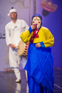 Andong, Kore - Ekim 02: Kore Halk dansçılar Andong Güney Kore'de Maskdance Festivali'nde üzerinde 02 Ekim 2018 gerçekleştirmek