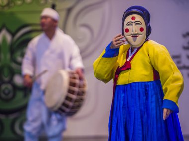 Andong, Kore - Ekim 02: Kore Halk dansçılar Andong Güney Kore'de Maskdance Festivali'nde üzerinde 02 Ekim 2018 gerçekleştirmek