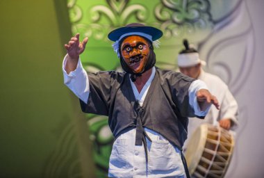 Andong, Kore - Ekim 02: Kore Halk dansçılar Andong Güney Kore'de Maskdance Festivali'nde üzerinde 02 Ekim 2018 gerçekleştirmek
