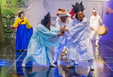 Andong, Kore - Ekim 02: Kore Halk dansçılar Andong Güney Kore'de Maskdance Festivali'nde üzerinde 02 Ekim 2018 gerçekleştirmek