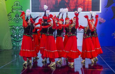 Andong, Kore - Ekim 01: Örnek koreografik Ensemble Sholpan gelen dansçılar üzerinde 01 Ekim 2018 Andong Güney Kore'de düzenlenen Maskdance festivalinde gerçekleştirmek