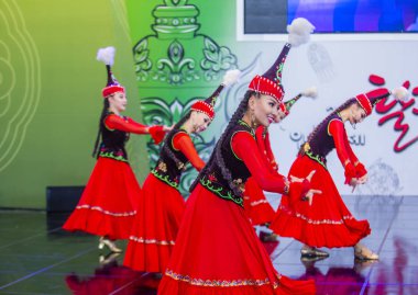 Andong, Kore - Ekim 01: Örnek koreografik Ensemble Sholpan gelen dansçılar üzerinde 01 Ekim 2018 Andong Güney Kore'de düzenlenen Maskdance festivalinde gerçekleştirmek