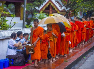 Luang Prabang, Laos - 11 Ağustos 2018: Luang Prabang Laos'ta üzerinde 11 Ağustos 2018 töreni Budist sadaka. Bu yaklaşık 1 içinde 3 erkek Laotians bir manastır katılmak tahmin edilmektedir