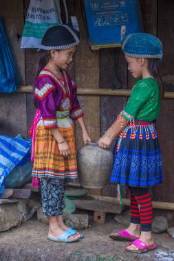 Bam Na Ouan, Laos - Ağustos 13: Bam Na Ouan köyü Laos üzerinde 13 Ağustos 2018 Hmong azınlıkta kızlardan. Hmong azınlık Laos 49 etnik gruplarından biridir 