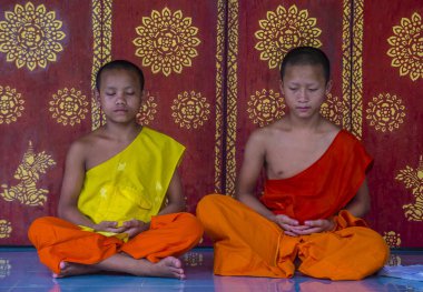 Luang Prabang, Laos - 12 Ağustos 2018: Acemi rahipler Luang Prabang Laos üzerinde 12 Ağustos 2018. Bu yaklaşık 1 içinde 3 erkek Laotians bir manastır en azından bir süre için katılmak tahmin edilmektedir