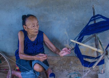 Luang Prabang, Laos - Ağustos 14: Laos weaver Luang Prabang Laos üzerinde 14 Ağustos 2018 yakınlarındaki bir kasabada. Laos hayatımızda köylerde nüfusun neredeyse yüzde 70'i 