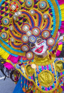 Bacolod, Filipinler - Ekim 28: Katılımcı Bacolod Filipinler üzerinde 28 Ekim 2018 Masskara Festivali. Ekim ayının dördüncü her Pazar günü düzenlenen bir yıllık festival Masskara olduğunu