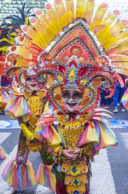 Bacolod, Filipinler - Ekim 28: Katılımcılar üzerinde 28 Ekim 2018 Bacolod Filipinler Masskara Festivali. Ekim ayının dördüncü her Pazar günü düzenlenen bir yıllık festival Masskara olduğunu