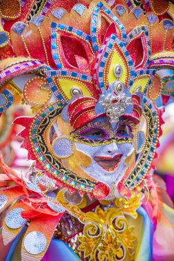 Bacolod, Filipinler - Ekim 28: Katılımcı Bacolod Filipinler üzerinde 28 Ekim 2018 Masskara Festivali. Ekim ayının dördüncü her Pazar günü düzenlenen bir yıllık festival Masskara olduğunu