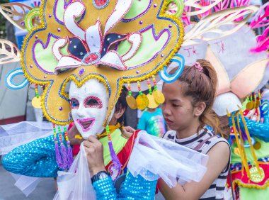 Bacolod, Filipinler - Ekim 28: Katılımcılar üzerinde 28 Ekim 2018 Bacolod Filipinler Masskara Festivali. Ekim ayının dördüncü her Pazar günü düzenlenen bir yıllık festival Masskara olduğunu