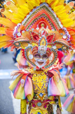 Bacolod, Filipinler - Ekim 28: Katılımcı Bacolod Filipinler üzerinde 28 Ekim 2018 Masskara Festivali. Ekim ayının dördüncü her Pazar günü düzenlenen bir yıllık festival Masskara olduğunu