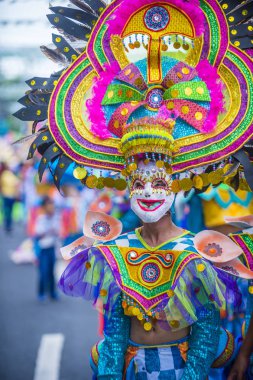 Bacolod, Filipinler - Ekim 28: Katılımcı Bacolod Filipinler üzerinde 28 Ekim 2018 Masskara Festivali. Ekim ayının dördüncü her Pazar günü düzenlenen bir yıllık festival Masskara olduğunu